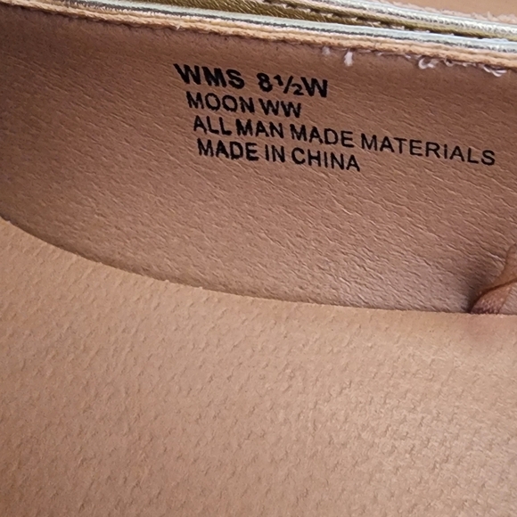 Report Women's Matte Metallic Gold Perforated Flats size 8.5W Shoes - Picture 5 of 6